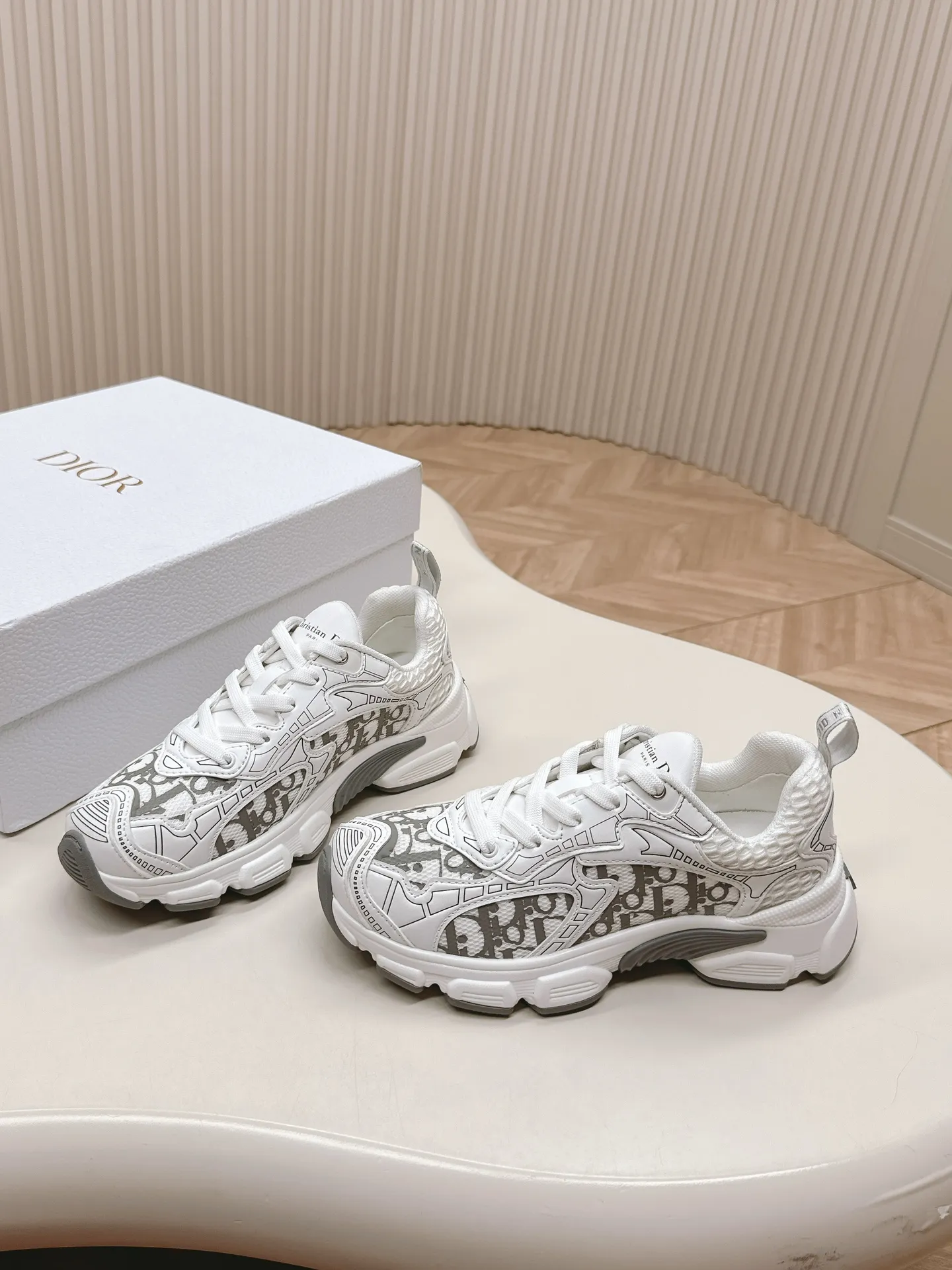 👟👟Ex-factory price 620👟👟 Hot item, star model 2024 main hot item, the newly released Dior Chrono new casual sports shoes, running shoes, dad shoes are really cool, full of futuristic feeling! Really cool! Once again interpreting Dior's concept of cool fashion, the lucky star will bless you with good luck. The new EVA sole is super light and super soft! A perfect replica of the original! Fully matched material and mold! ! 35-40